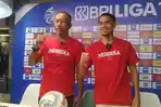 Pelatih-karteker-Persebaya-Uston-Nawawi-dan-Reva-Adi-utama-saat-jumpa-pers-jelang-laga.jpg