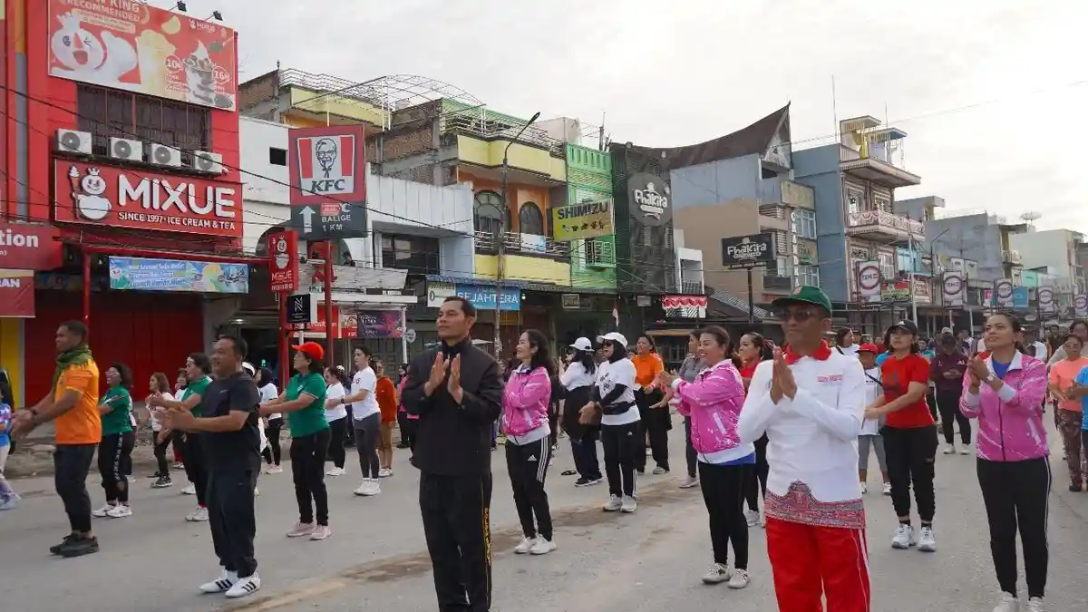 Senam Massal Warnai Hari Olahraga Nasional Ke-42 Tahun 2025 di Kabupaten Toba