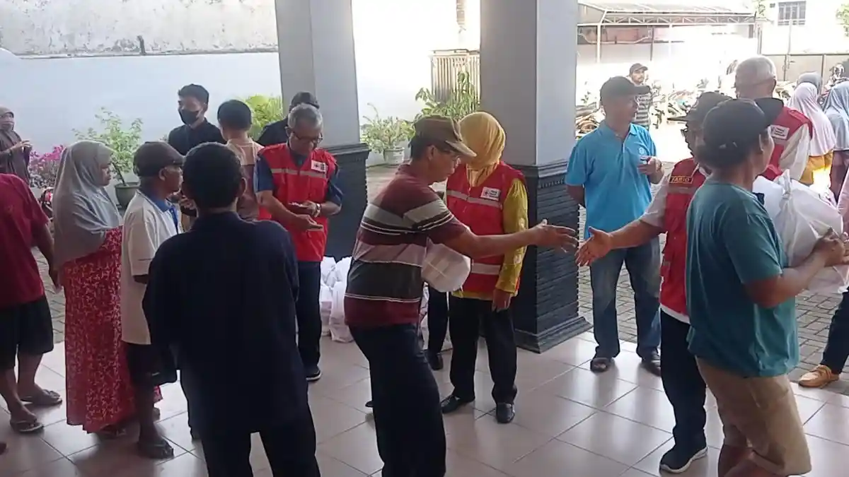 Sambut Idulfitri, 50 Paket Sembako Dibagikan ke Warga di Sekitar Markas PMI