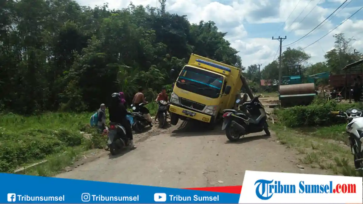 Jalan di PALI Putus Lagi, Warga Terpaksa Lakukan Hal Ini !