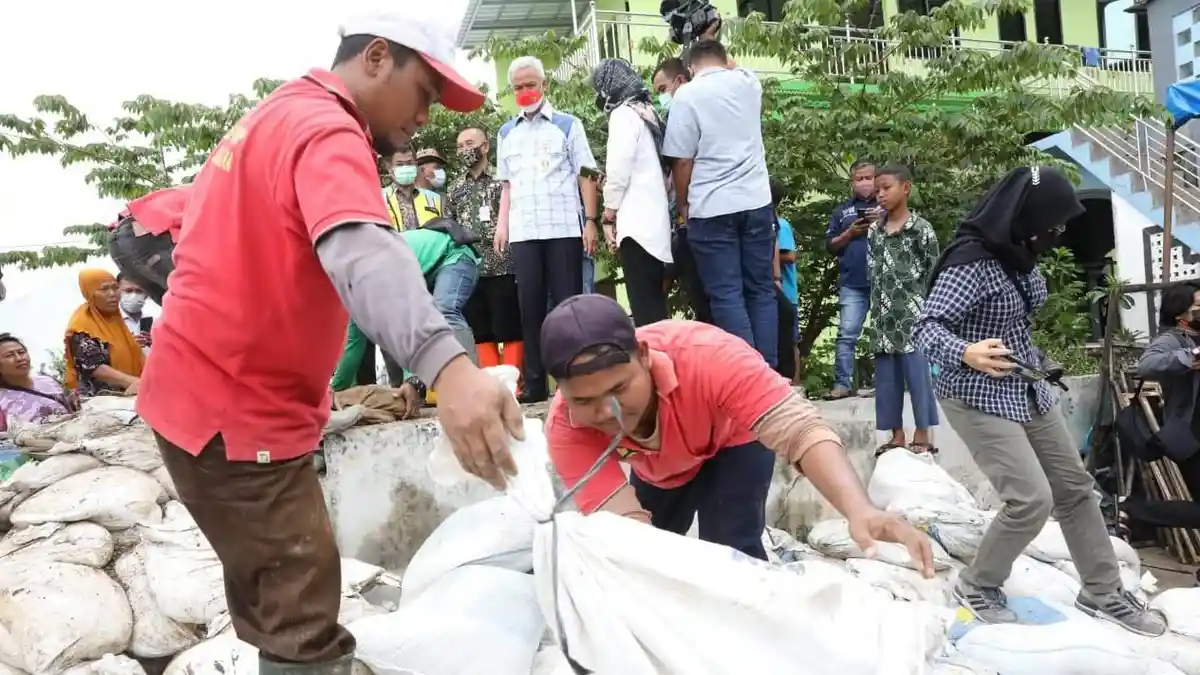 Titik Tanggul Jebol di Kawasan Tanjung Emas Bertambah, Ganjar segera Audit Bangunan di Pesisir
