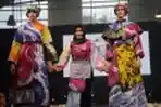 Indonesian Fashion in Ottawa karya Entin Gartini