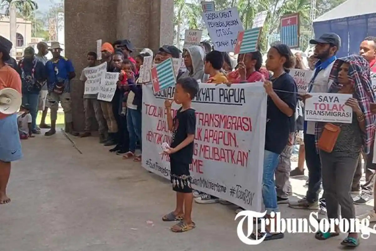 Aktivis di Kota Sorong Demo Tolak Program Transmigrasi ke Tanah Papua: Adat Kami Terancam