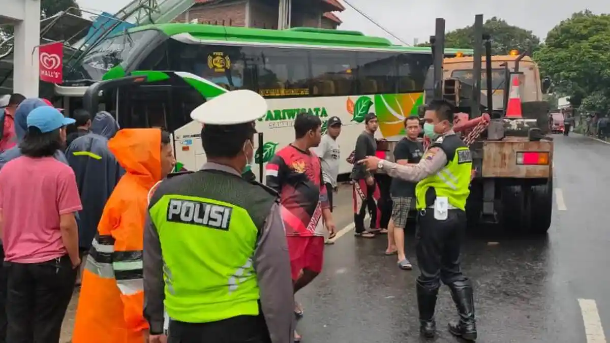 Kecelakaan di Bandungan, Bus Rem Blong, Tabrak Empat Kendaraan, Pembonceng Motor Meninggal