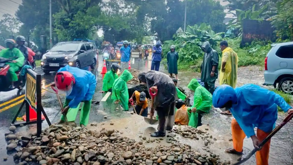 Pasca Diberitakan Tribun Ambon, Jalan Rusak di Tanjakan Halong Ambon Mulai Diperbaiki