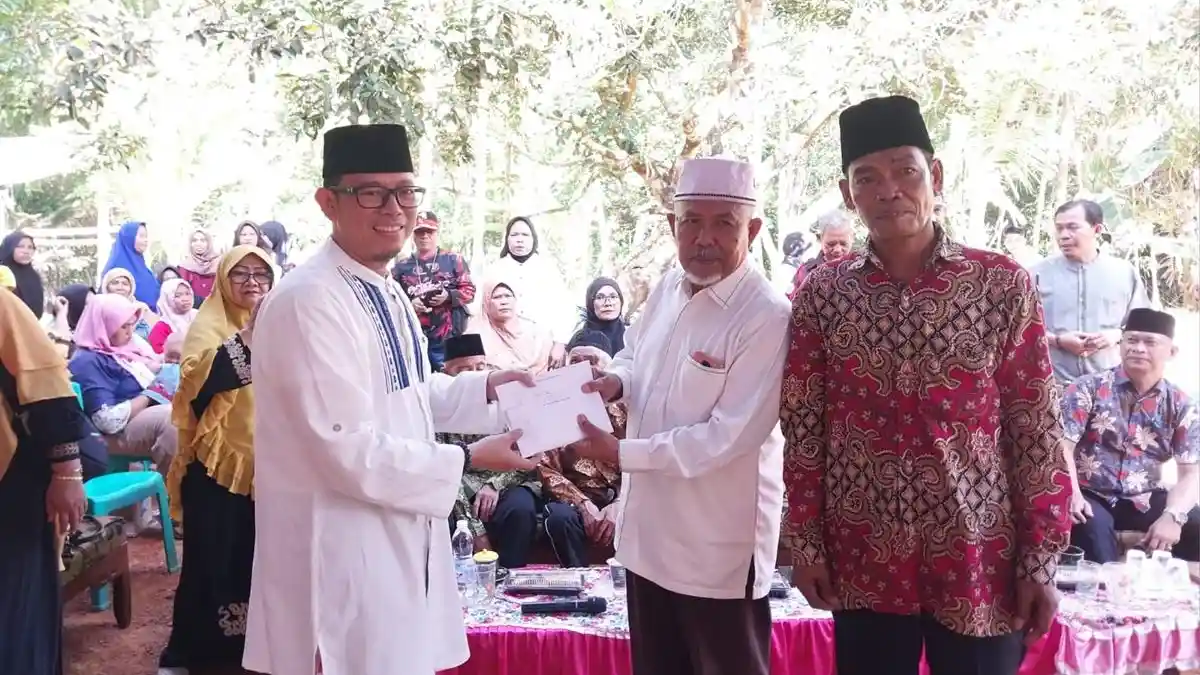 Sambangi Dusun Air Medang, Calon Bupati OKU Teddy Meilwansyah Beri Bantuan 7 Lampu Jalan