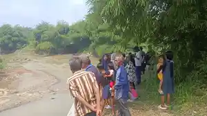 Warga-sedang-menunggu-hasil-pencarian-dua-pelajar-yang-hanyut-di-Sungai-Cisanggarung.jpg