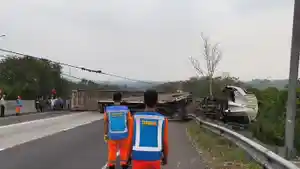 Kecelakaan-tol-Pubraleuyi_-truk-Terguling.jpg