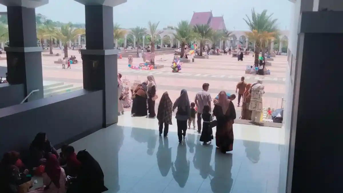 Lebaran ke-2, Ribuan Wisatawan Serbu Masjid Agung Islamic Center Rohul