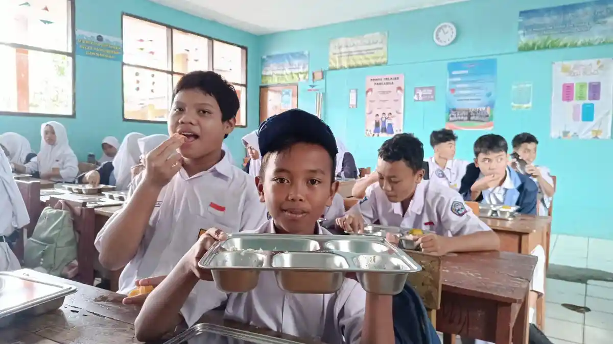 Menu Makan Bergizi Gratis Hari Pertama di Garut Ada Ayam dan Tanpa Susu, Siswa: Sendoknya Mana, Bu?