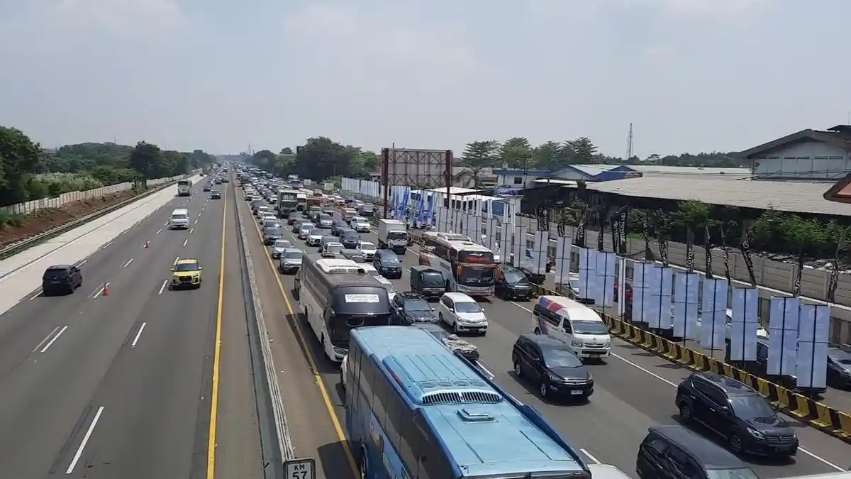 Pukul 12.25 WIB, Arus Mudik di Jalan Tol Jakarta-Cikampek KM 57 Karawang Padat Merayap