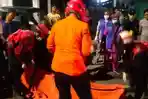 Petugas-BPBD-Surabaya-mengevakuasi-pemotor-yang-tewas-seusai-terlibat-kecelakaan-maut-di-surabaya.jpg