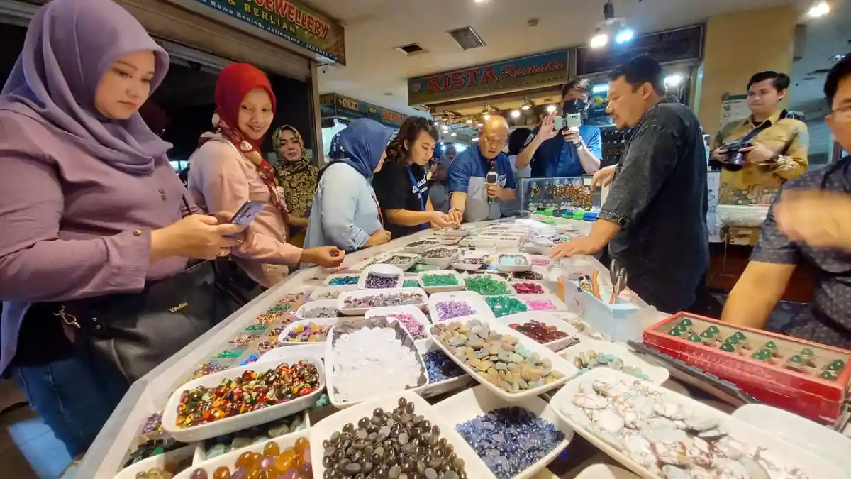 Dharma Wanita Persatuan DKI dapat Edukasi Memilih Batu Mulia dan Batu ...