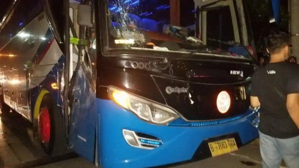 Bus Berisi Rombongan Study Tour SMA Tunas Jaya Depok Hantam Pemotor di Bantul