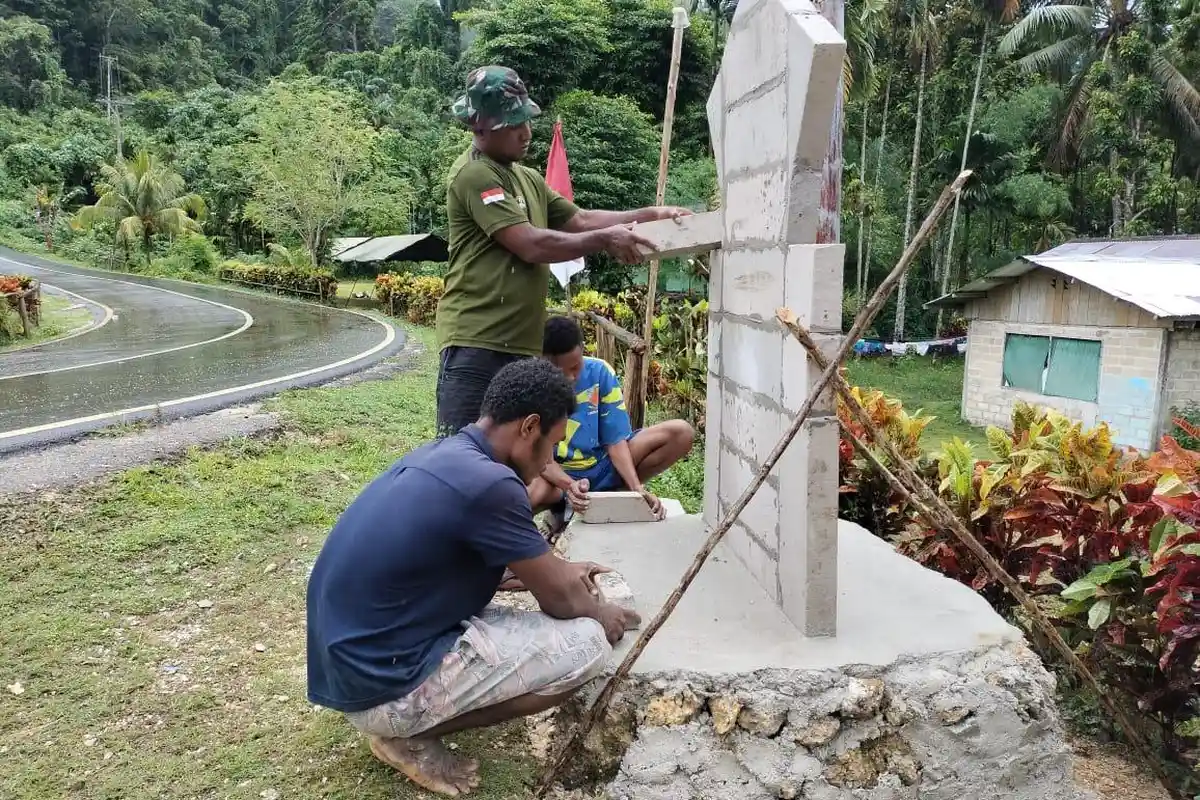 Kodim Biak Numfor - Warga Bangun Tugu Kemajuan dan Kemanunggalan TNI-Rakyat di Kbusdori