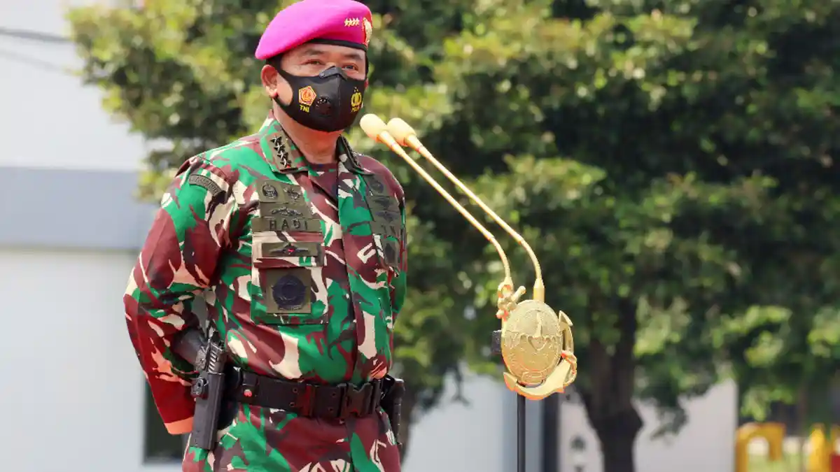 Sidak Panglima TNI Cek Kesiapan Marinir dengan Pistol di Pinggang
