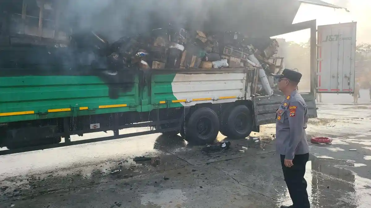 Proses Pendinginan Truk Paket yang Bakar KMP Tranship 1 Berlangsung 1 Jam