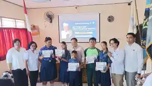 Anggota-DPR-RI-IB-Rai-Dharmawijaya-Mantra-saat-menyerahkan-PIP-ke-SLB-Negeri-2-Denpasar.jpg