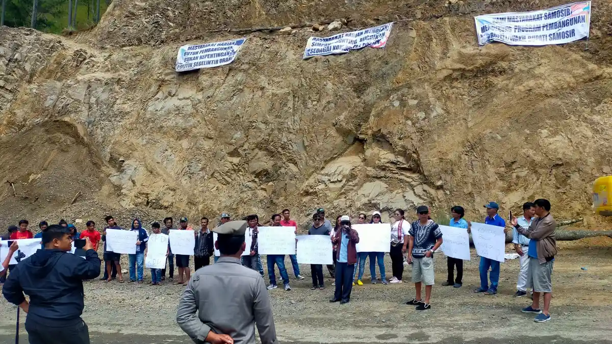 Pelebaran Jalan di Simpang Gonting Dihambat Komisi B DPRD Sumut, Warga Samosir Marah dan Demo