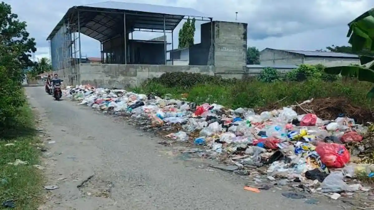Warga di Kota Gorontalo Resah dengan Tumpukan Sampah di Tepi Jalan Sawit II, Timbulkan Bau Tak Sedap