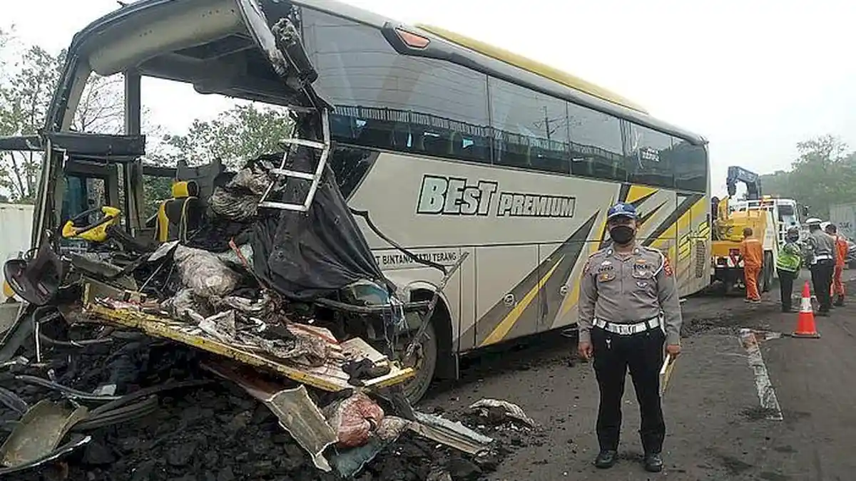 Bus Ringsek Setelah Tabrak Truk Colt Diesel Saat Melaju Jalan Tol Purbaleunyi Km 125