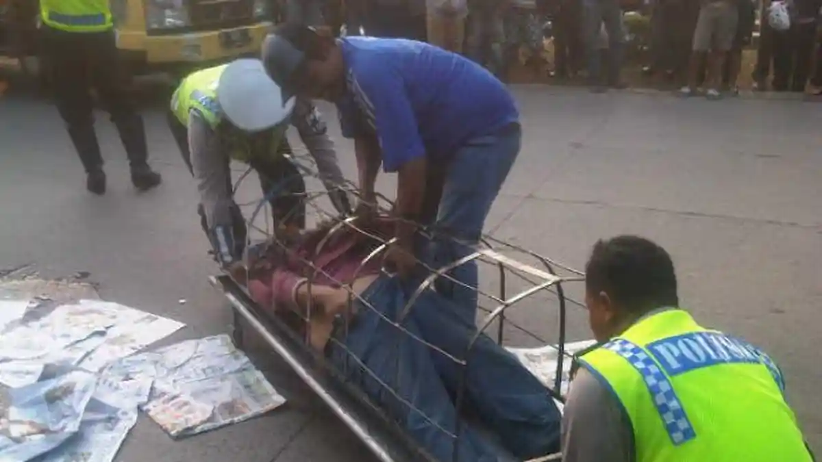Pengendara Motor Tewas Terlindas Kopaja Saat Keluar Jalur Busway