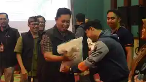 Asmawa-tosepu-serahkan-bantuan.jpg