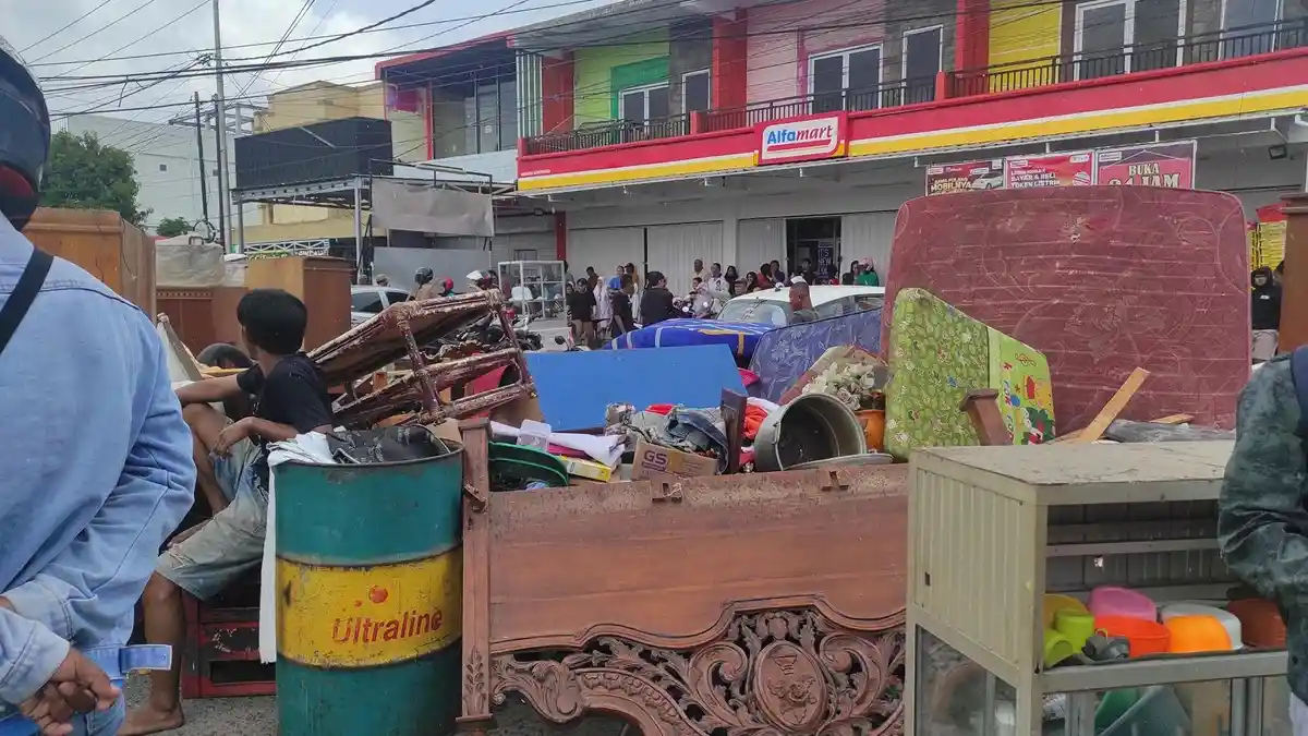 Kebakaran Rumah, Warga Dulalowo Gorontalo Tumpuk Harta Benda di Jalanan hingga Sekolah 