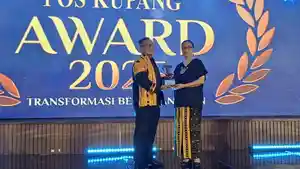 Kakan-BPN-Manggarai-terima-award-Pos-Kupang.jpg