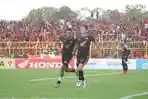 Pemain-PSM-Makassar-Kenzo-Nambu-rayakan-gol.jpg