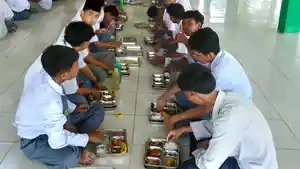 Suasana-makan-siang-di-SMAN-2-Siak.jpg