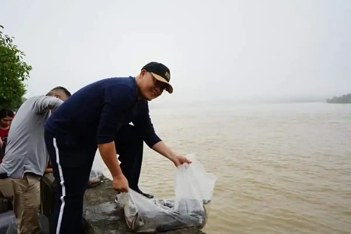 Fangshen Akbar Sambut Imlek 2020, Warga Tionghoa Lepas 1.200 Kilo Lele dan Patin ke Sungai Segah