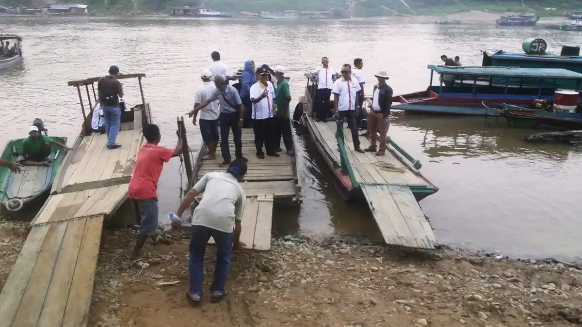 Tak Ada Jembatan Penghubung, Warga Terpaksa Sewa Longboat