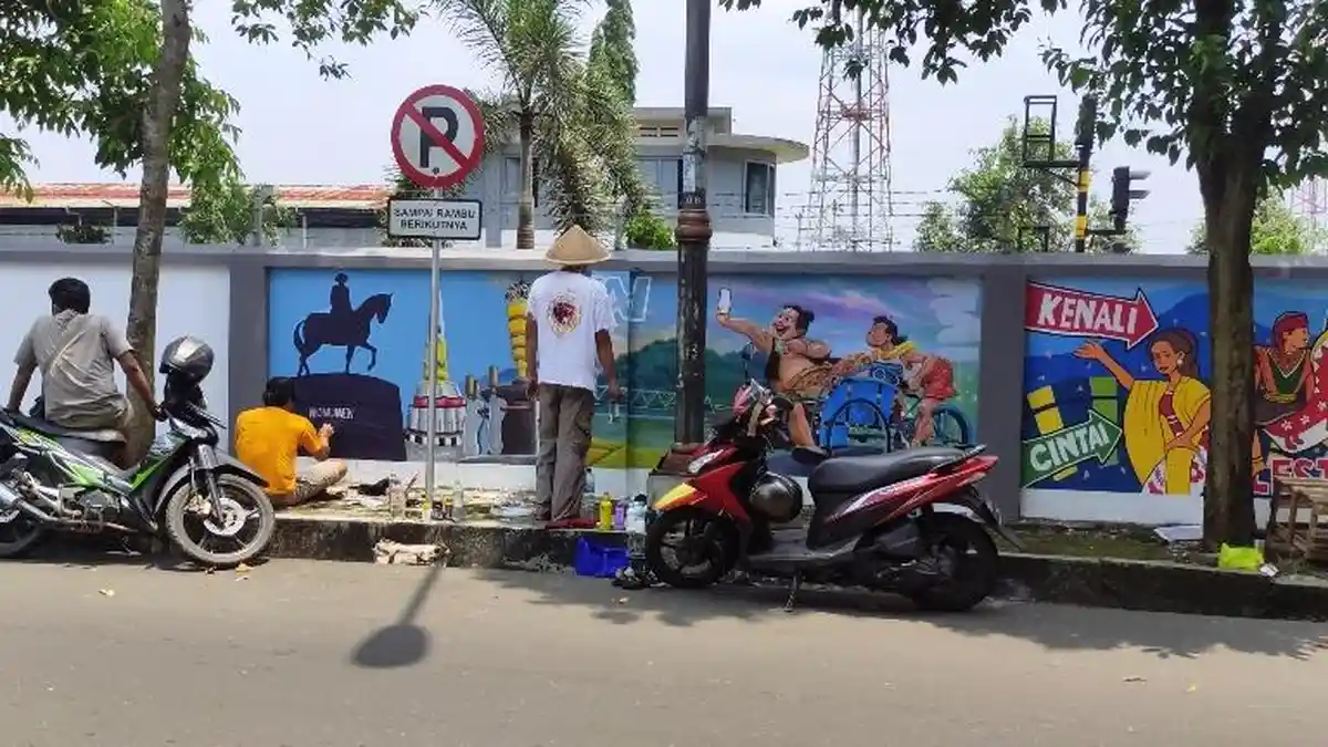 Keren, Dinding Sepanjang 284 Meter Selatan Stasiun Purwokerto Dilukis dengan Ikon-Ikon Banyumas