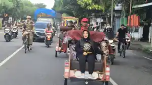 Plt-Bupati-Ponorogo-Lisdyarita-saat-naik-becak-ke-kantor.jpg