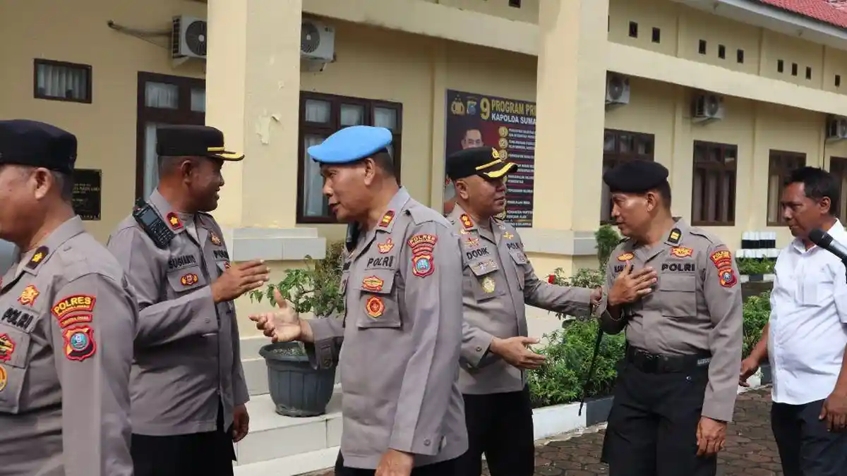 Usai Apel Pagi Polres Padanglawas Melaksanakan Halalbihalal di Halaman Mapolres 