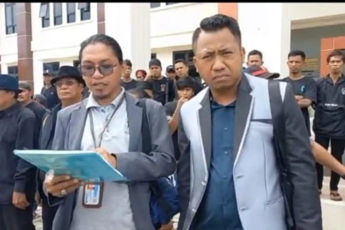 Puluhan Warga Berpakaian Hitam Geruduk PN Mamuju, Kawal Sidang Sengketa Lahan dengan PT WKSM
