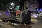 kecelakaan-maut-di-tuban-Mobil-Kijang-Innova-terguling-dan-ringsek-usai-menabrak-becak-parkir.jpg
