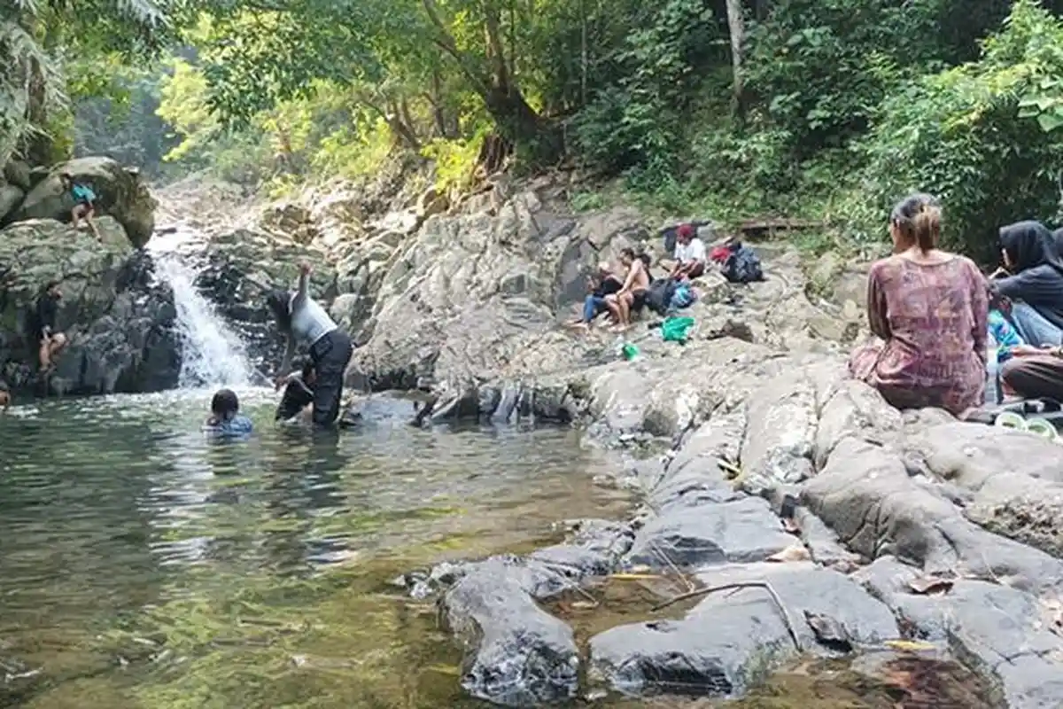 Nikmati Sejuknya Mata Air Pegunungan di Wisata Batu Bertapak Pesawaran Lampung