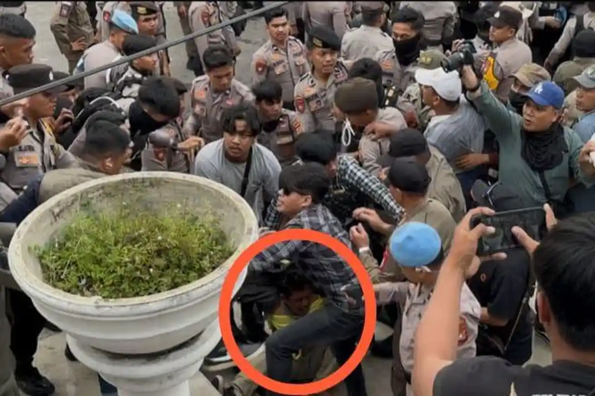 Tak Puas Jawaban Suhardi Duka, Aksi Tolak Tambang Pasir di Kantor Gubernur Sulbar Berkahir Ricuh