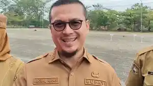 PEMANGKASAN-PPPK-Bupati-Mamuju-Tengah-Arsal-Aras-saat-ditemui-di-halaman-Kantor-Bupati.jpg