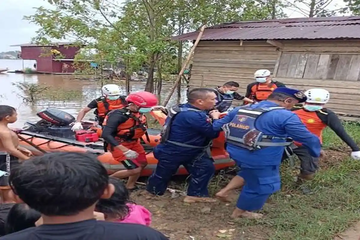 ABK Ponton BM VII yang Tenggelam Ditemukan Meninggal di Sungai Kapuas Sintang