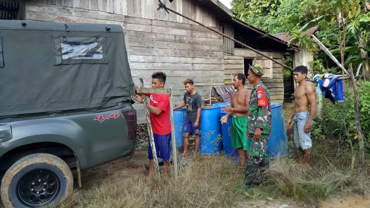 Warga Ikut Bantu Anggota Satgas TMMD Kodim Sanggau Bangun Jalan Dusun Jonti