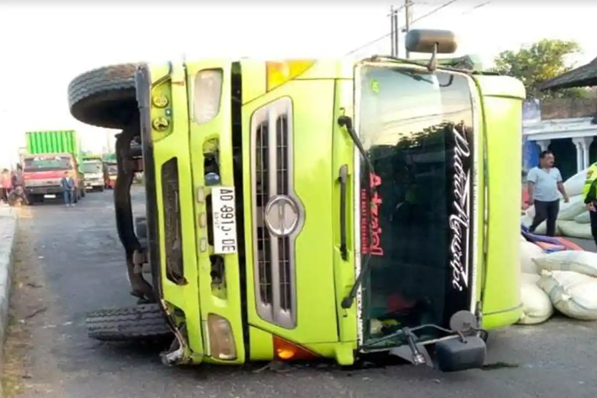 Sopir Ngantuk, Truk Muat Pakan Ternak Terguling di Jalan Nasional Jombang, Lalu Lintas Sempat Macet