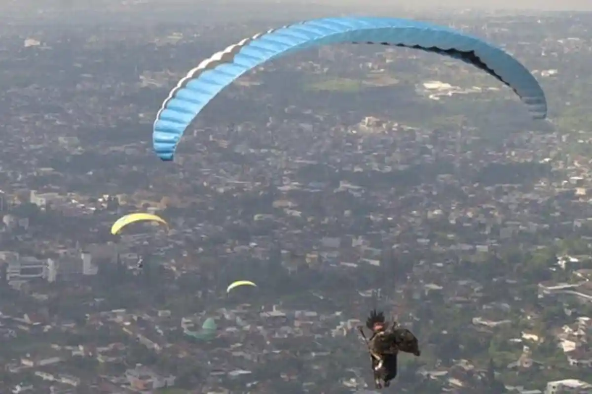 Beragam Kostum Unik Terbang di Gunung Banyak Kota Batu, Ada Spiderman, Valak, hingga Hanoman