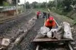 20131223_165401_penambahan-batu-kali-diperlintasan-kereta-api-bintaro.jpg