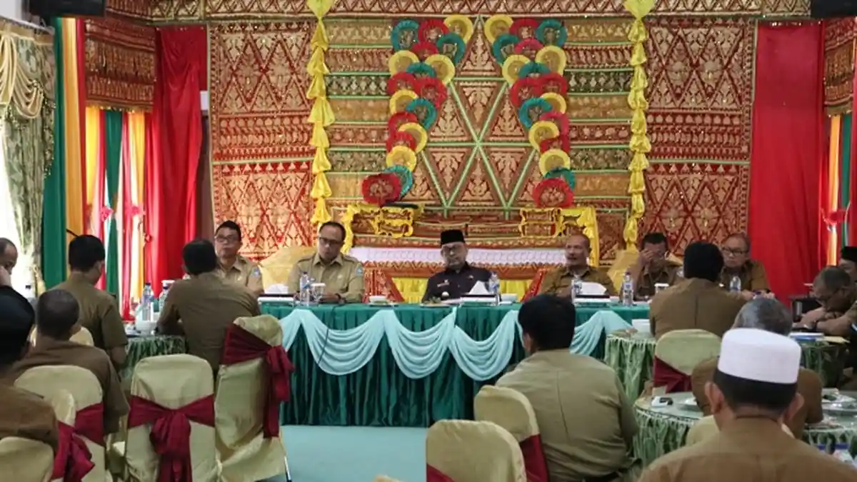Bupati Azwir Tekankan Seluruh Camat Jalankan Program yang Diusulkan Tahun 2020