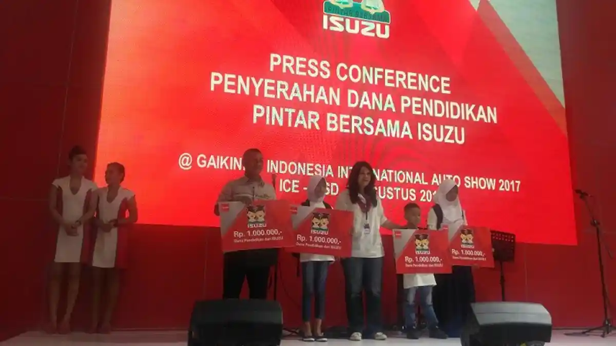 170 Pelajar Anak Sopir dan Mekanik Truk Terima Bantuan Dana Pendidikan dari Isuzu