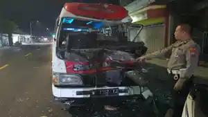 Minibus-Isuzu-Elf-dengan-nomor-polisi-N-7152-YJ-terlibat-kecelakaan-beruntun-di-Jalan-Raya-Klakah.jpg