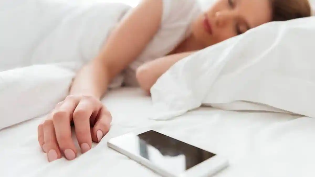 Jangan Langsung Buka HP saat Bangun Tidur, Ini Bahayanya Bagi Kesehatan